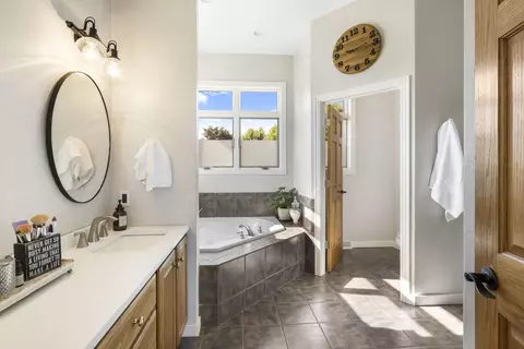 Bath - w2575 Fontana Way, Appleton, WI 54915 photo 1 of 7