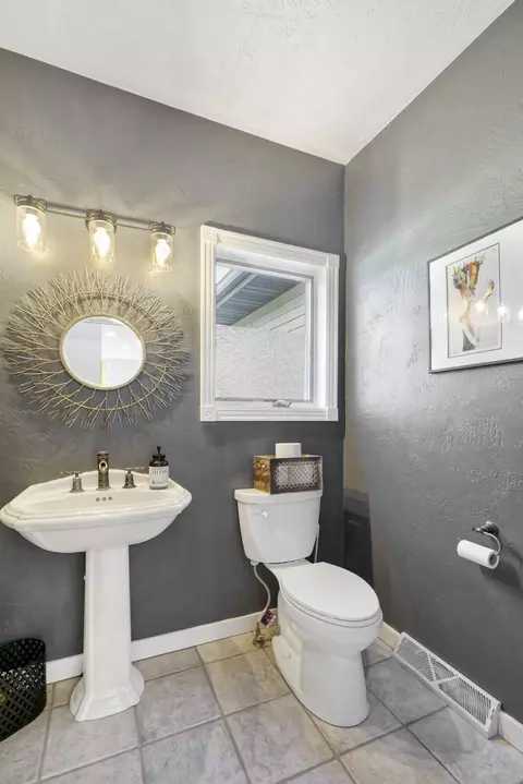 Bath - w2575 Fontana Way, Appleton, WI 54915 photo 6 of 7