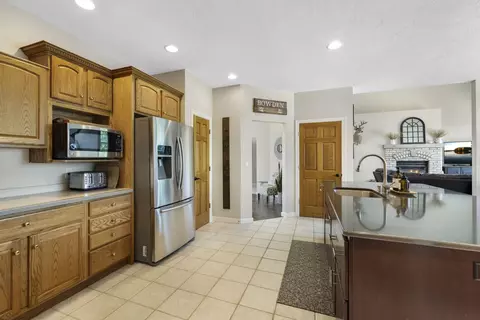 Kitchen - w2575 Fontana Way, Appleton, WI 54915 photo 4 of 6