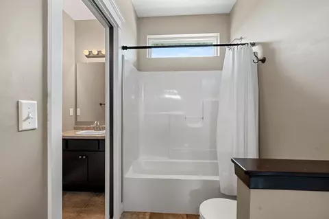 Bath - 4869 N Thistle Ln, Appleton, WI 54913 photo 6 of 8