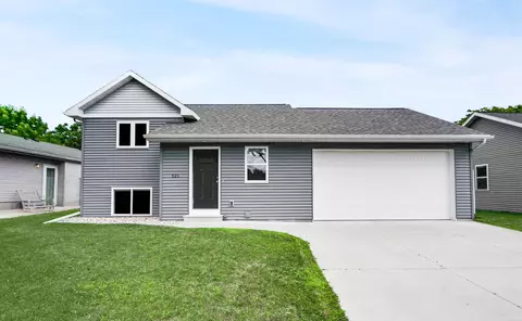 521 Oakridge Ln, New London, WI 54961