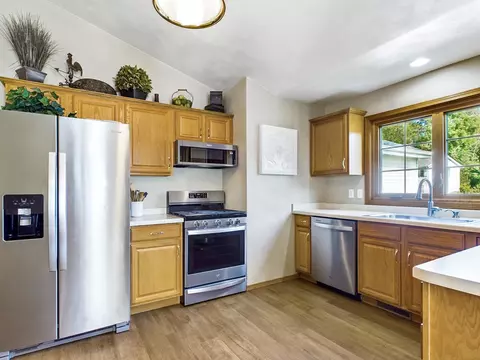 2813 S Schaefer Cir, Appleton, WI 54915 photo 4