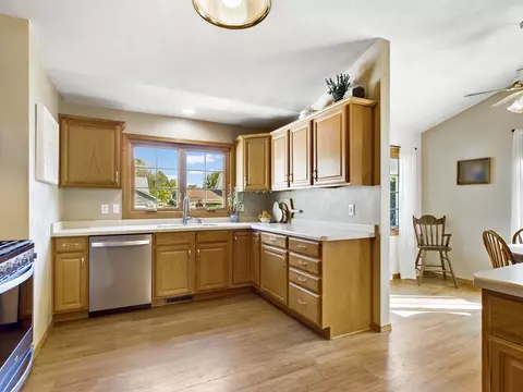 2813 S Schaefer Cir, Appleton, WI 54915 photo 3