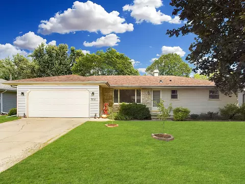 1212 Green Acres Ln, Neenah, WI 54956