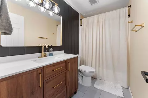 Bath - 202 Royal Ct #6, Appleton, WI 54915 photo 1 of 1