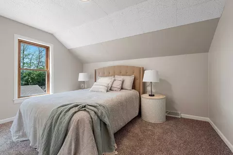 Bedroom - 909 W Lawrence St, Appleton, WI 54914 photo 2 of 4