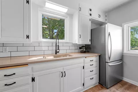 Kitchen - 909 W Lawrence St, Appleton, WI 54914 photo 4 of 5