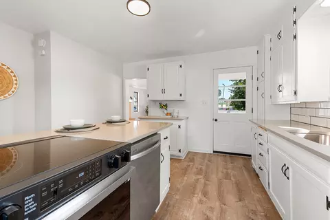 Kitchen - 909 W Lawrence St, Appleton, WI 54914 photo 5 of 5