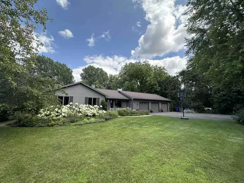 1370 Leonard Point Rd, Oshkosh, WI 54904