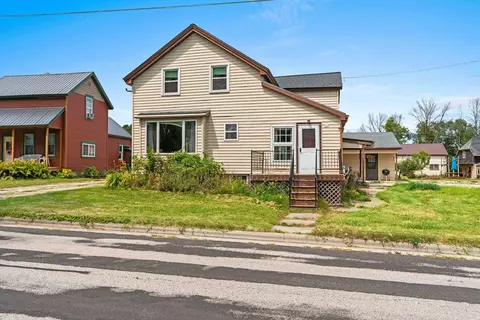 316 Lincoln Ave, Cleveland, WI 53015