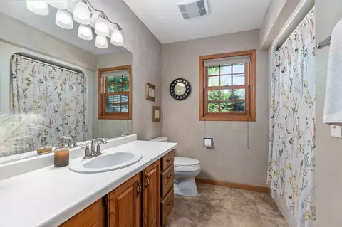 Bath - 2701 E Dietzen Dr, Appleton, WI 54915 photo 5 of 7