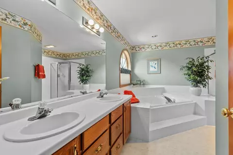 Bath - 2701 E Dietzen Dr, Appleton, WI 54915 photo 2 of 7