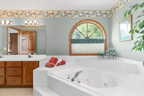 Bath - 2701 E Dietzen Dr, Appleton, WI 54915 photo 4 of 7