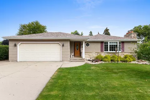 1074 Meadow Ln, Neenah, WI 54956