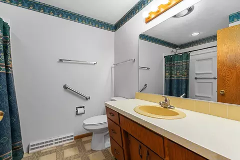 Bath - 1601 N Edgewood Ave, Appleton, WI 54914 photo 1 of 4