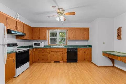 Kitchen - 1601 N Edgewood Ave, Appleton, WI 54914 photo 3 of 4