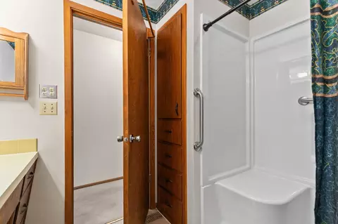 Bath - 1601 N Edgewood Ave, Appleton, WI 54914 photo 2 of 4