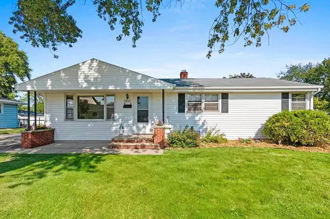 1073 Suburban Dr, De Pere, WI 54115
