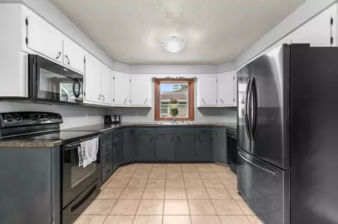711 E Harding Dr, Appleton, WI 54915 photo 2