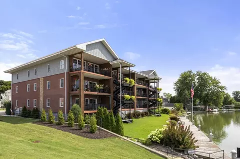 511 Broad St #104, Menasha, WI 54952