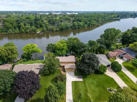 2520 E Crestview Dr, Appleton, WI 54915 photo 2