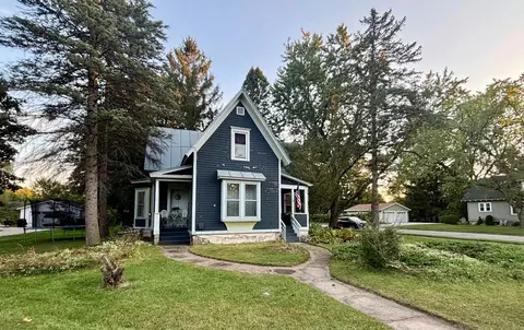804 E Lake St, Waupaca, WI 54981