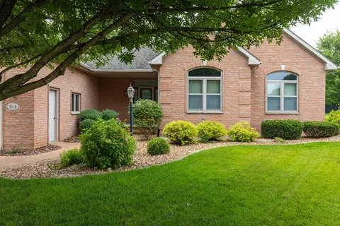 104 Jenny Ct, Combined Locks, WI 54113