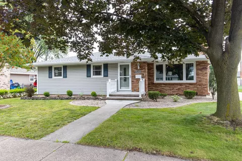 526 Richard St, Combined Locks, WI 54113