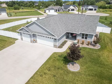 2818 W Hidden Pine Dr, Appleton, WI 54913 photo 1