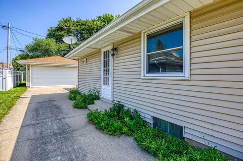 Exterior - 1218 W Roberts Ave, Appleton, WI 54914 photo 9 of 12