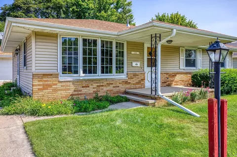 Exterior - 1218 W Roberts Ave, Appleton, WI 54914 photo 11 of 12