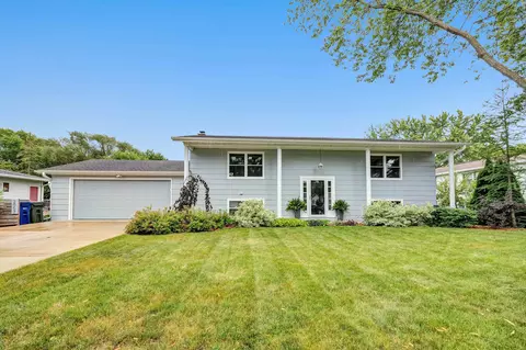 2057 E Vista Cir, De Pere, WI 54115