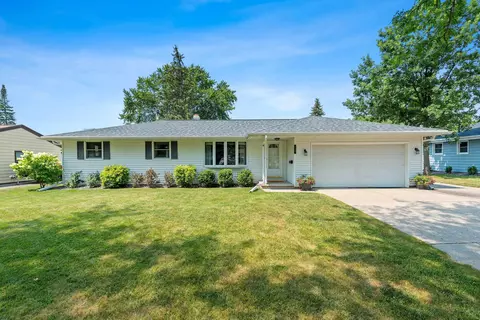 914 Bluebird St, De Pere, WI 54115