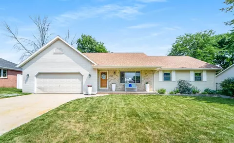 2143 Woodcrest Dr, Green Bay, WI 54313