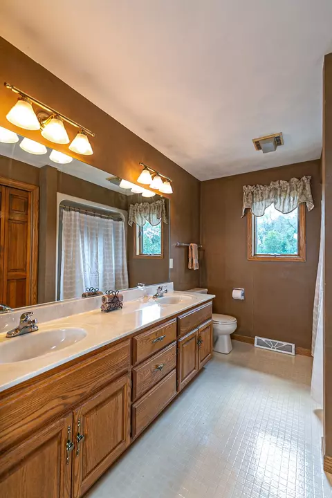 Bath - w2886 Oakridge Drive, Appleton, WI 54915 photo 7 of 8