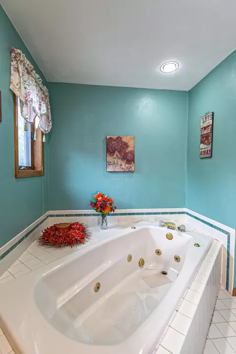 Bath - w2886 Oakridge Drive, Appleton, WI 54915 photo 5 of 8