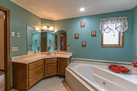 Bath - w2886 Oakridge Drive, Appleton, WI 54915 photo 6 of 8