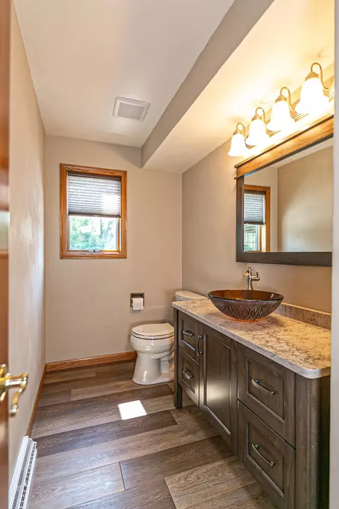 Bath - w2886 Oakridge Drive, Appleton, WI 54915 photo 2 of 8