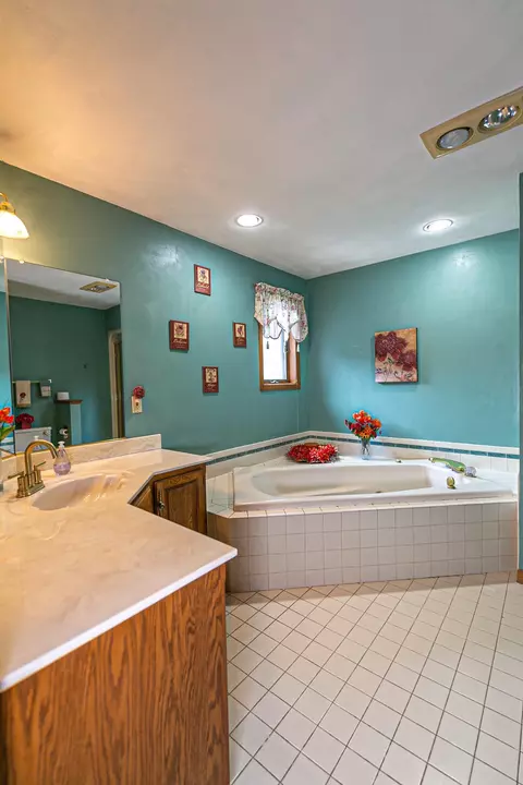 Bath - w2886 Oakridge Drive, Appleton, WI 54915 photo 3 of 8