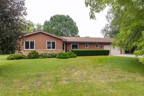 514 Oak Crest Dr, Oshkosh, WI 54904