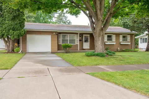 1817 Oak St, Oshkosh, WI 54901