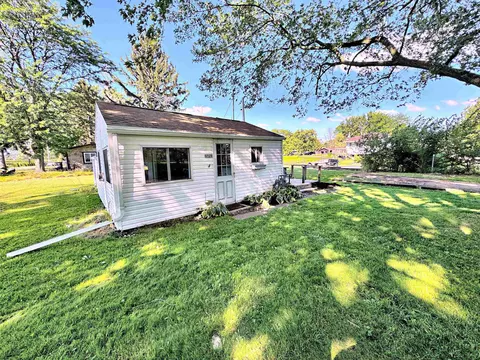 6520 Young Rd, Omro, WI 54963