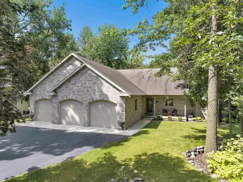 1020 Timber Run Dr, Neenah, WI 54956