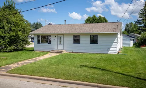 262 Lakeview Ave, Hortonville, WI 54944