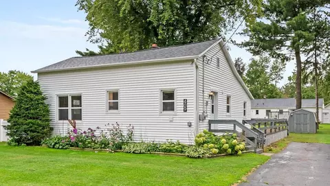 409 E Alfred St, Weyauwega, WI 54983