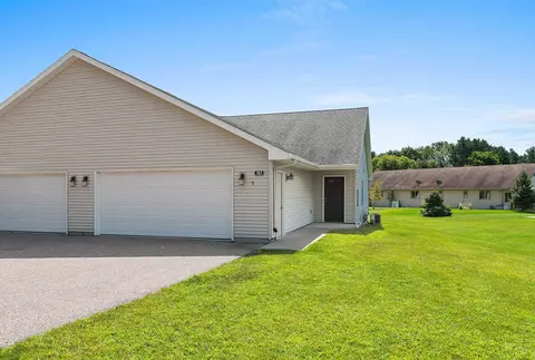 963 Charles Wright Dr, Waupaca, WI 54981