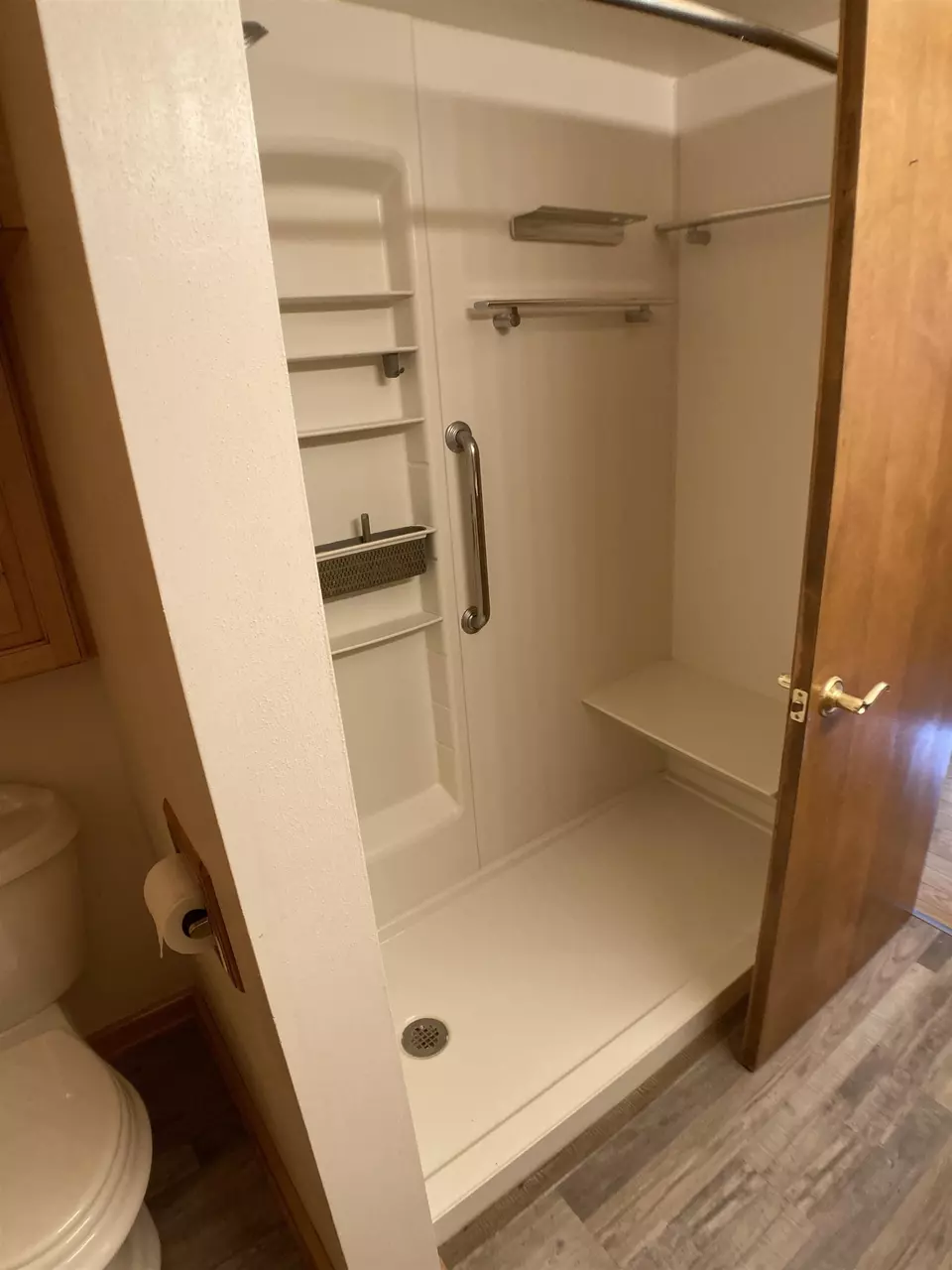 Bath - 811 Oak St, Shawano, WI 54166 photo 2 of 3