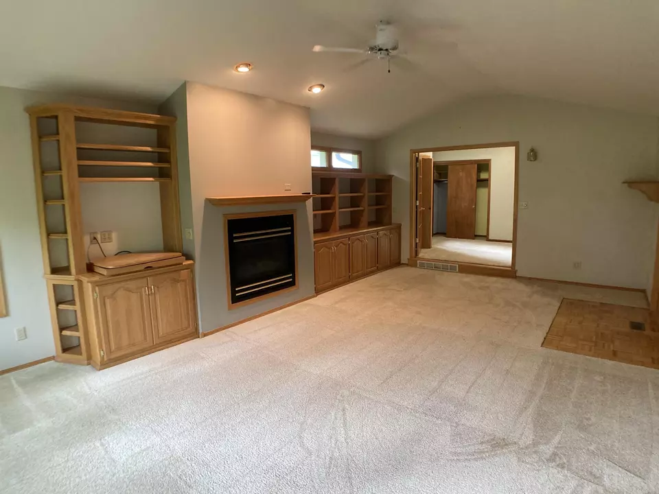 Living - 811 Oak St, Shawano, WI 54166 photo 3 of 5