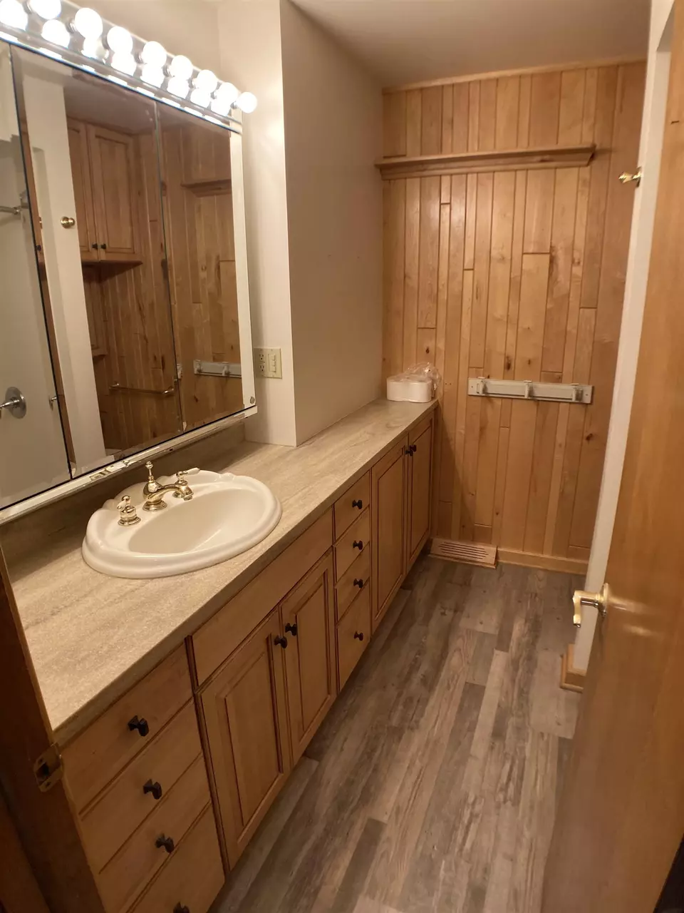 Bath - 811 Oak St, Shawano, WI 54166 photo 1 of 3