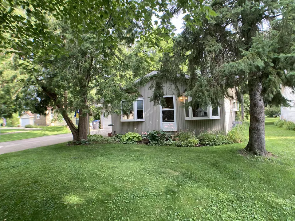 Exterior - 811 Oak St, Shawano, WI 54166 photo 6 of 7